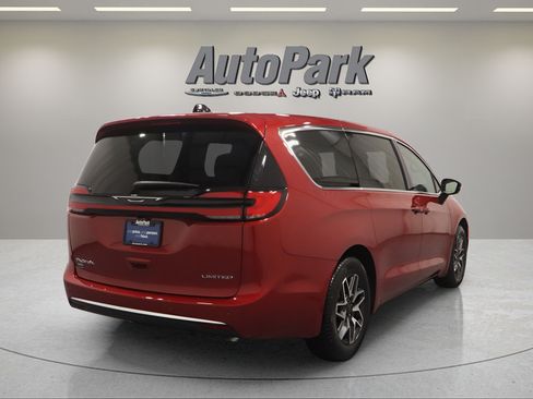 New 2027 Chrysler Pacifica Limited FWD image 9