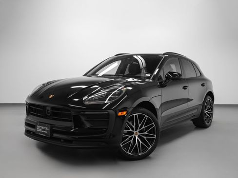 Certified 2023 Porsche Macan image 6