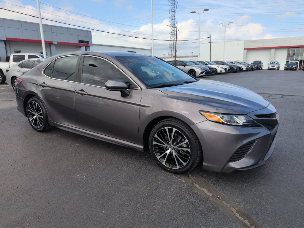 Used 2018 Toyota Camry SE w/ Accessory Appearance Package FWD image 7
