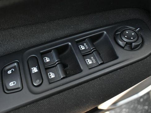 Used 2019 Jeep Renegade Latitude FWD image 13