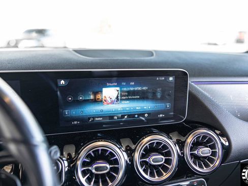 Used 2021 Mercedes-Benz GLA 250 w/ Premium Package image 24