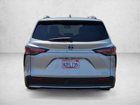 Used 2022 Toyota Sienna Limited FWD image 7