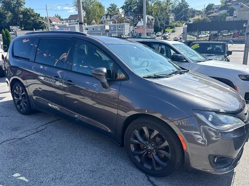 Used 2018 Chrysler Pacifica Touring-L w/ Premium Audio Group FWD image 1