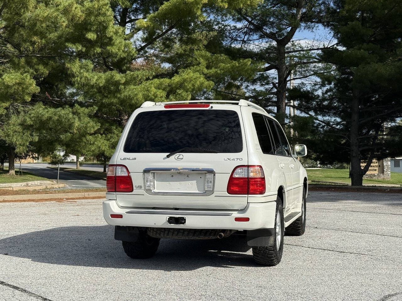 Used 2005 Lexus LX 470 4WD w/ Preferred Accessory Pkg image 11