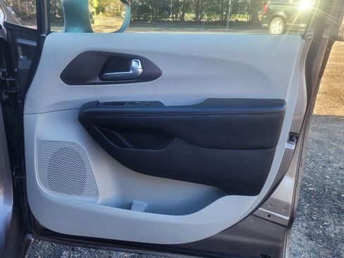 Used 2017 Chrysler Pacifica Touring-L w/ Tire & Wheel Group image 26