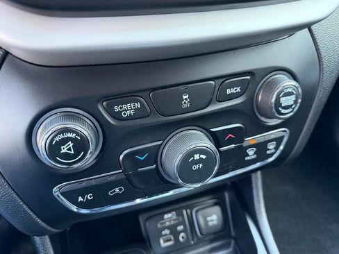 Used 2017 Jeep Cherokee Trailhawk AWD/4WD image 18