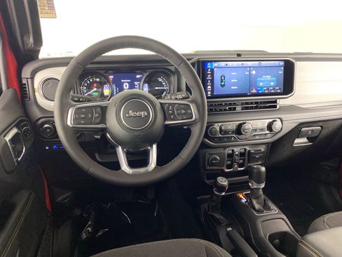Used 2025 Jeep Wrangler Unlimited Sahara AWD/4WD image 19
