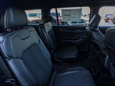 New 2025 Jeep Grand Cherokee L Altitude image 18