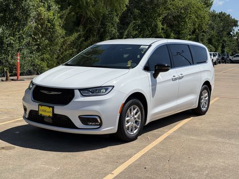 New 2026 Chrysler Pacifica Select image 4
