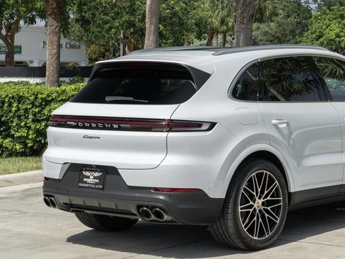 Used 2024 Porsche Cayenne AWD/4WD image 7