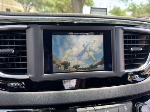 Used 2018 Chrysler Pacifica Touring Plus w/ S Appearance Package FWD image 22