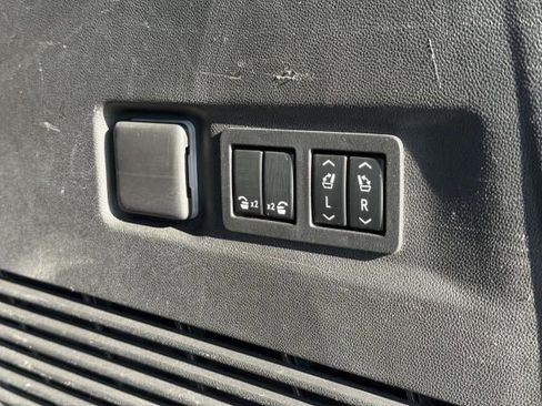 Used 2021 Chevrolet Suburban Premier w/ Premium Package image 9