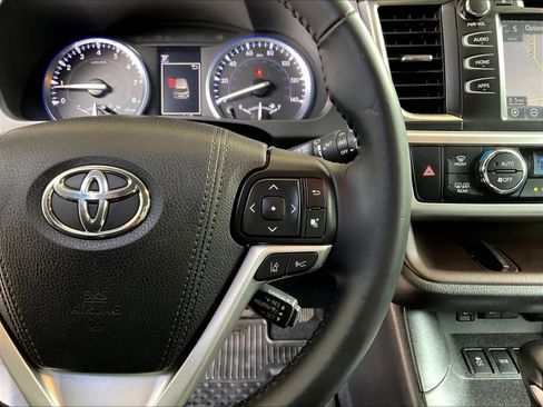 Used 2017 Toyota Highlander XLE AWD/4WD image 12