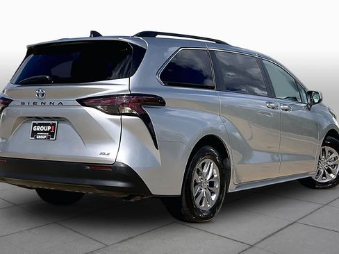 Used 2025 Toyota Sienna XLE FWD image 13