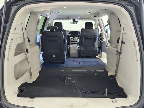 Used 2023 Chrysler Pacifica Touring-L FWD image 19