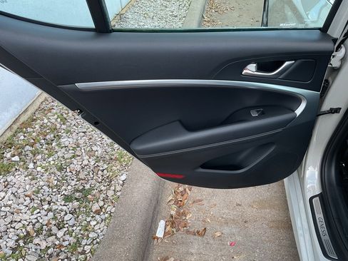 Used 2025 Genesis G70 2.5T image 16