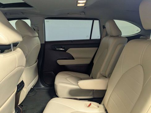 Used 2021 Toyota Highlander XLE FWD image 37