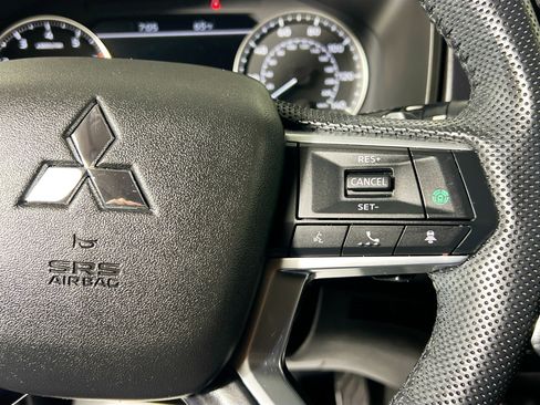 Used 2023 Mitsubishi Outlander SE image 17