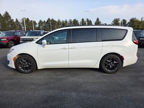 Used 2018 Chrysler Pacifica Touring-L Plus image 2