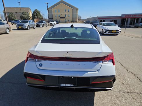 Used 2025 Hyundai Elantra SEL image 4