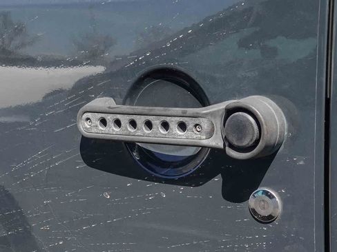 Certified 2017 Jeep Wrangler Unlimited Rubicon w/ Connectivity Group image 17