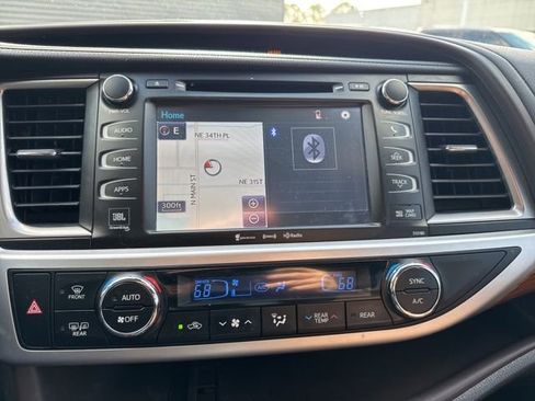 Used 2017 Toyota Highlander Limited Platinum image 12