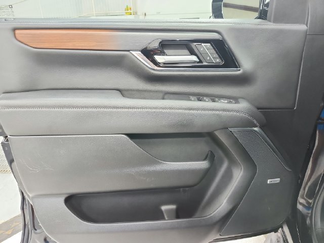 Used 2025 GMC Yukon Denali AWD/4WD image 32