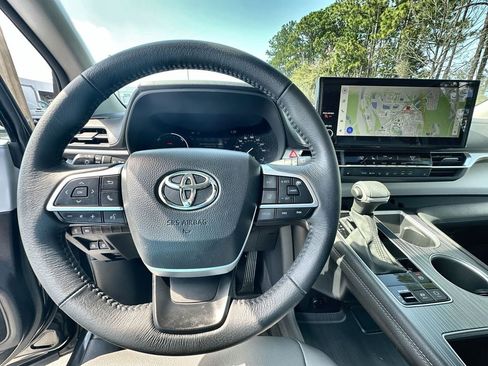 Used 2025 Toyota Sienna XLE image 11
