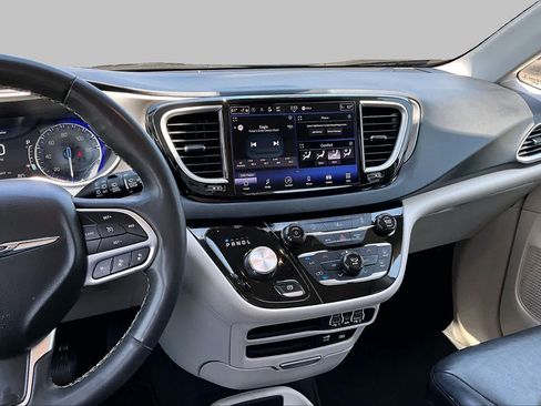 Used 2022 Chrysler Pacifica Touring-L FWD image 7