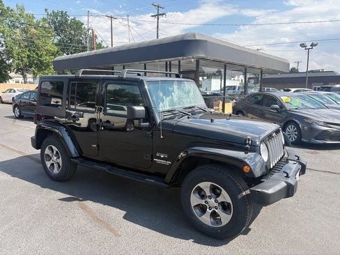 Used 2017 Jeep Wrangler Unlimited Sahara AWD/4WD image 3