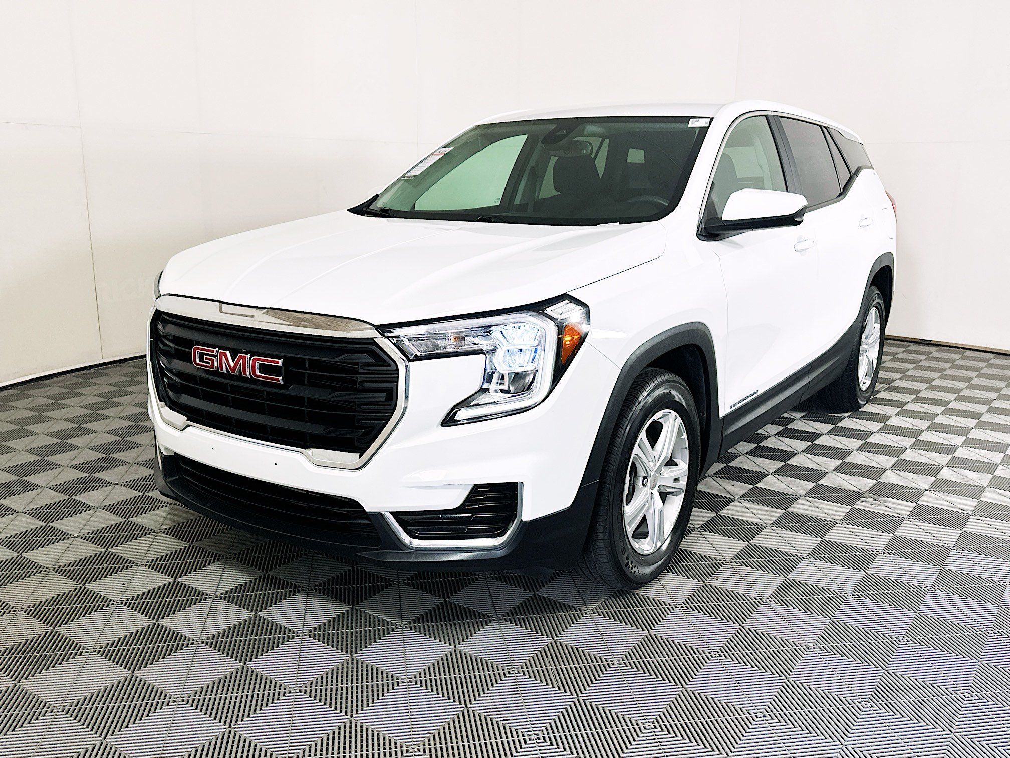 Used 2024 GMC Terrain SLE FWD image 7