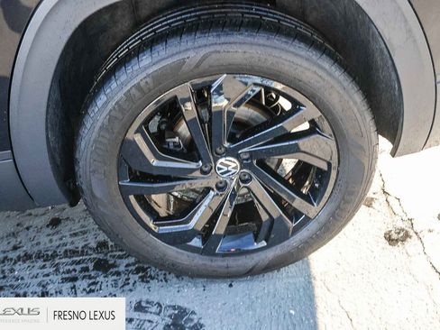 Used 2023 Volkswagen Atlas SE w/ Black Wheel Package image 9