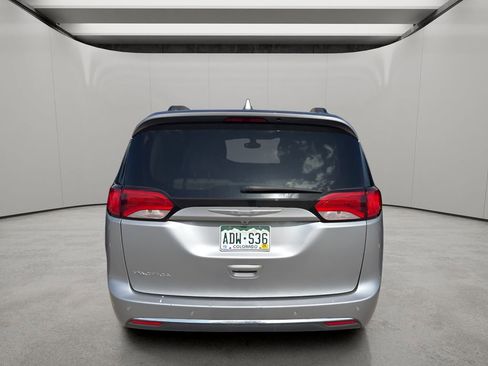 Used 2017 Chrysler Pacifica Touring-L w/ Tire & Wheel Group FWD image 3