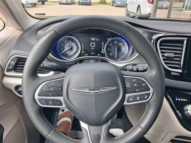 Used 2024 Chrysler Pacifica Touring-L FWD image 17
