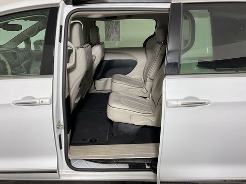 Used 2020 Chrysler Pacifica Limited FWD image 30
