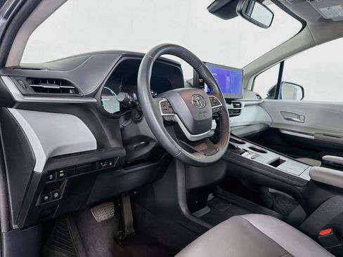 Used 2025 Toyota Sienna XLE FWD image 14