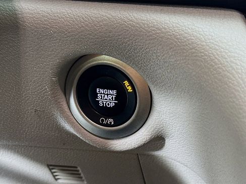 Certified 2024 Chrysler Pacifica Touring-L image 22