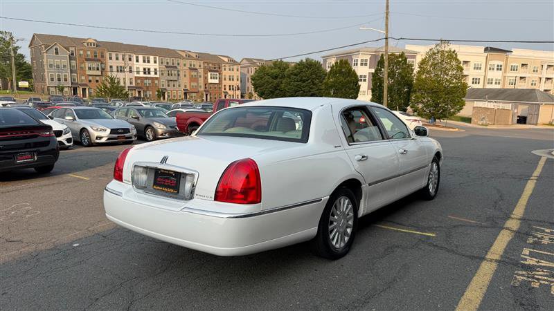 Used 2003 Lincoln Town Car Executive RWD image 11
