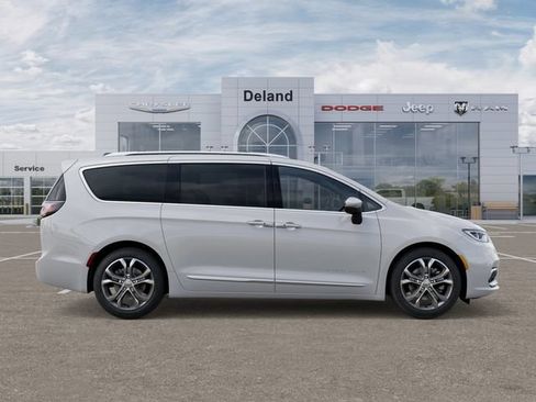 New 2026 Chrysler Pacifica Pinnacle w/ Trailer Tow Group AWD/4WD image 23