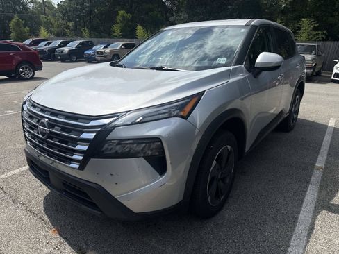 Used 2025 Nissan Rogue SV AWD/4WD image 2
