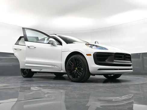 Certified 2025 Porsche Macan GTS AWD/4WD image 38