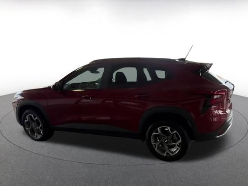 Used 2025 Chevrolet Trax LT FWD image 8