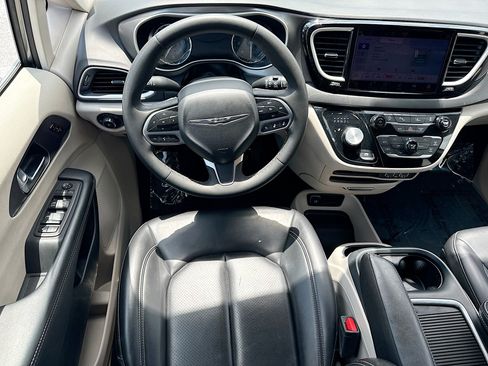 Used 2023 Chrysler Pacifica Touring-L FWD image 17