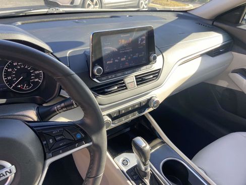 Used 2022 Nissan Altima 2.5 SV w/ SV Premium Package image 12