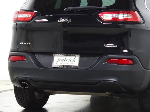 Used 2018 Jeep Cherokee Latitude Plus w/ Cold Weather Group AWD/4WD image 10