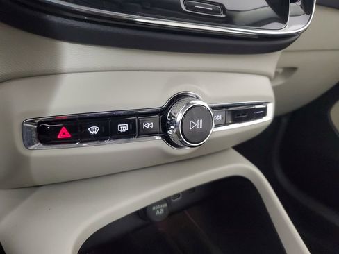 Certified 2025 Volvo XC40 B5 Plus image 32