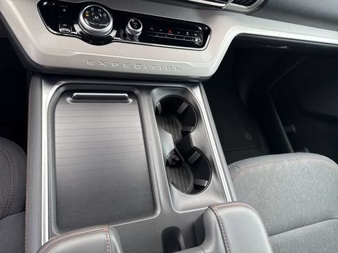 Used 2025 Ford Expedition Active RWD image 17