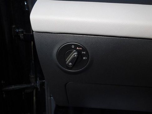 Used 2022 Volkswagen Taos SE w/ Panoramic Sunroof Package image 23