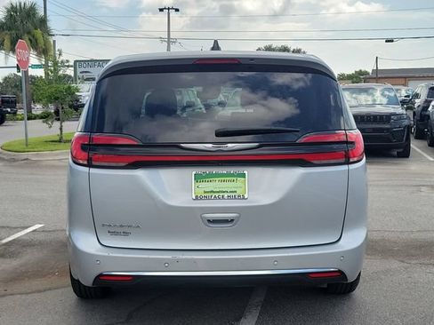 Used 2024 Chrysler Pacifica Touring-L FWD image 5