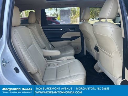 Used 2015 Toyota Highlander Limited Platinum AWD/4WD image 40